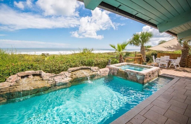 Beach Front,Heated Pool,Spa, Beach Views, Umbrella+Lounger for beach, Balconies