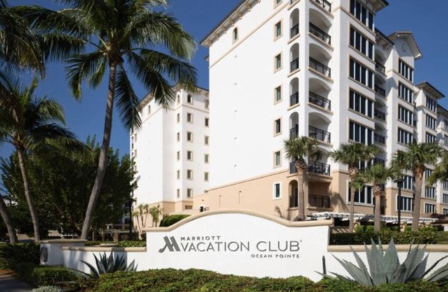 Beach front Resort on Singer Island, West Palm Beach. Restaurants nearby