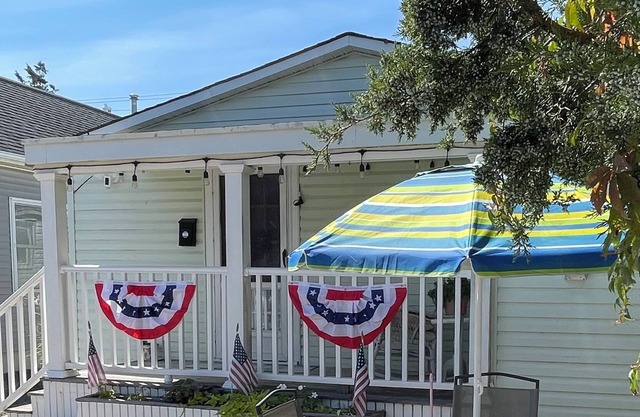Beach Getaway 😎 Beach Cottage Steps from the Beach Private parking