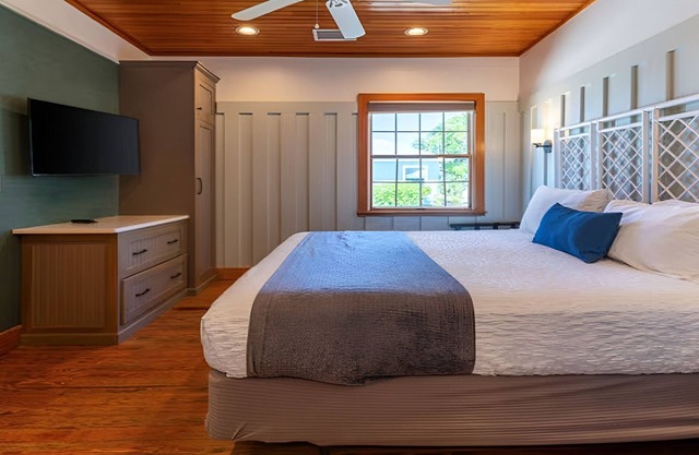 Beach Getaway: Comfortable Cottage w/Stunning Beach Views | Free Parking | Pool