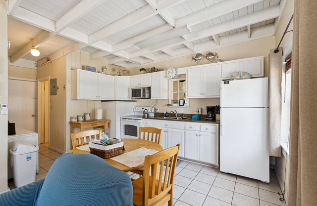 Beach getaway 100 yards from the beach.
