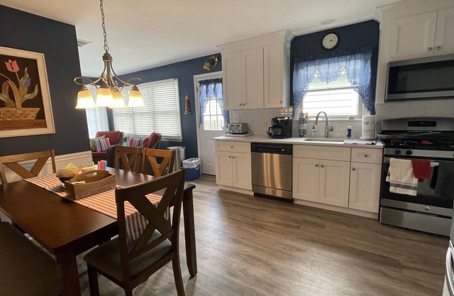 Beach House, renovated 2022, walking distance to beach, private backyard