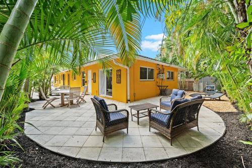 Beach House - 2BED, 2BATH, Private - Walk to Beach
