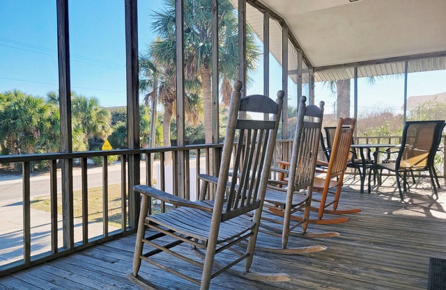 Beach House Across from Beach Access, Screened Porch, Sun Room, Dog Friendly