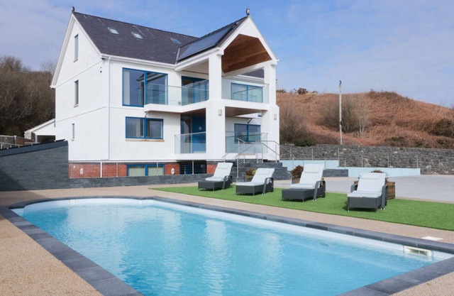 BEACH HOUSE APARTMENT, luxury holiday cottage, with pool in Benllech