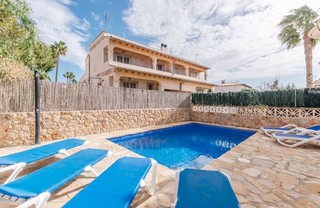 Beach house for 6 persons, with pool and garden, in Playas de Muro, Mallorca