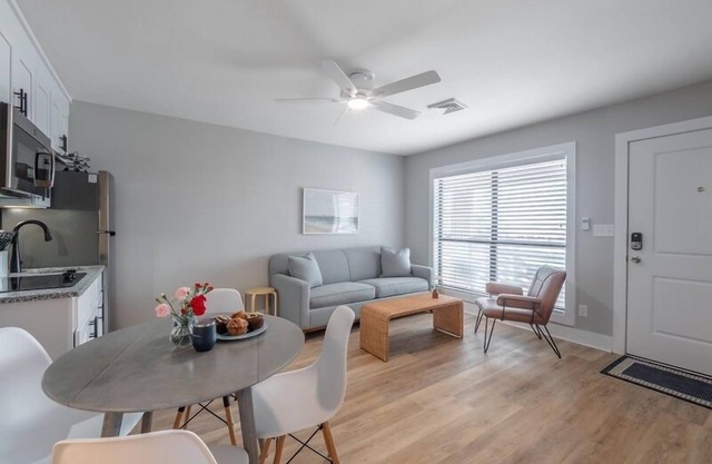 Beach House OKI - Two King Suite in hotel on Oak Island, North Carolina