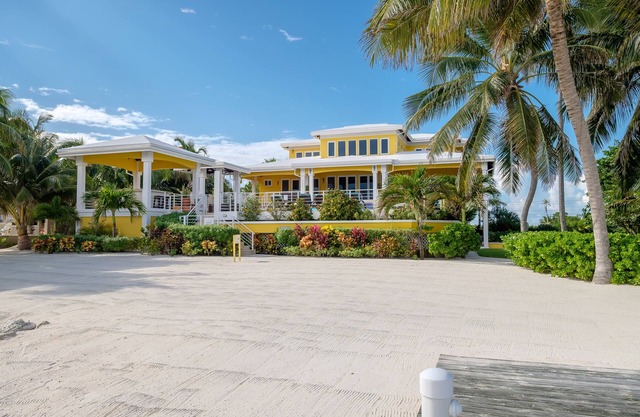 Beach House sleeps 10 with Chef, Private Tennis Court, Gym, minutes to San Pedro