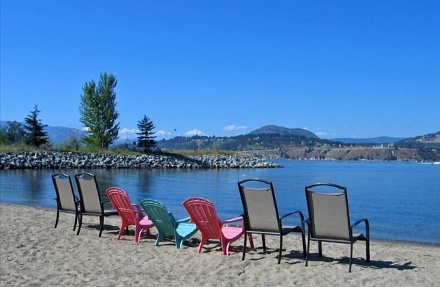 Beach House w/Private Beach, 4br, Walk to Downtown, Beside Wildlife Sanctuary