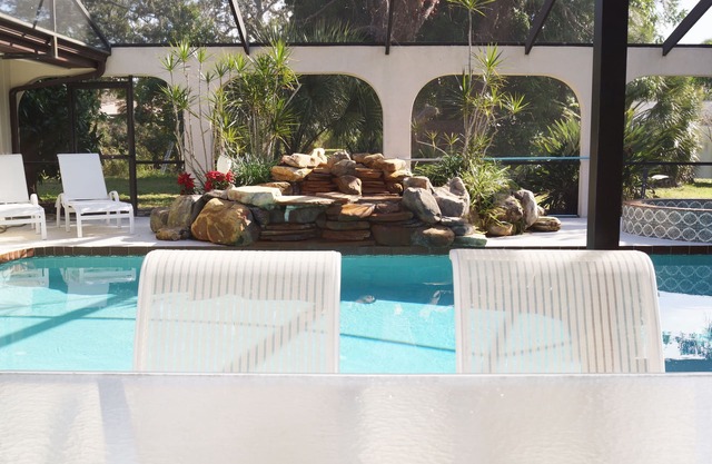 Beach-House, wonderful elec. heated Pool with a Natural Waterfall, Jacuzzi, Wifi