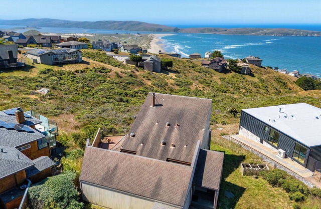 Beach Nest-Gorgeous Ocean Cottage! Sauna! VIEWS! HtTb/PoolTble/Pup/WiFi