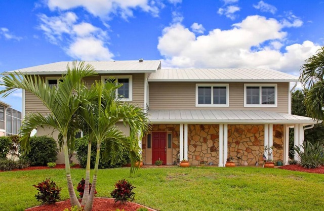 Beach Paradise Villa - 2 min walk to beach, private pool. bay front