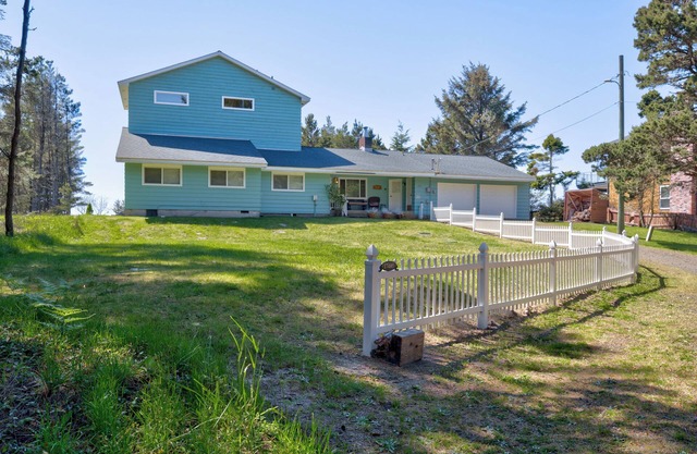 Beach Retreat - Dog Friendly-Beachfront-Beach Path