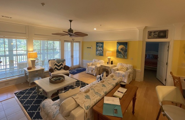 "BEACH RETREAT! PET FRIENDLY,LAND TRANSPORTATION INCLUDED