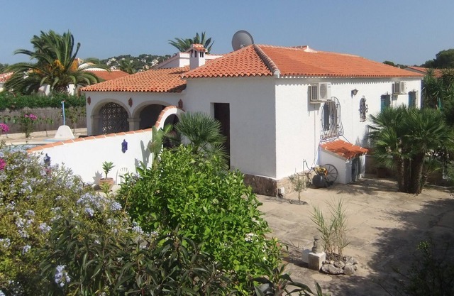 Beach Sea and Sunshine Lovely private house with pool, flat garden and sleeps 8