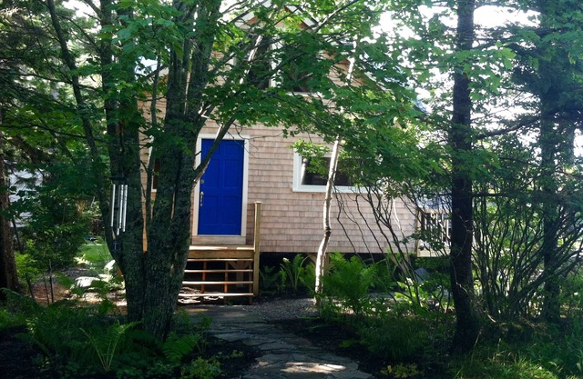 Beach-Side Cottage: Windows By The Sea
