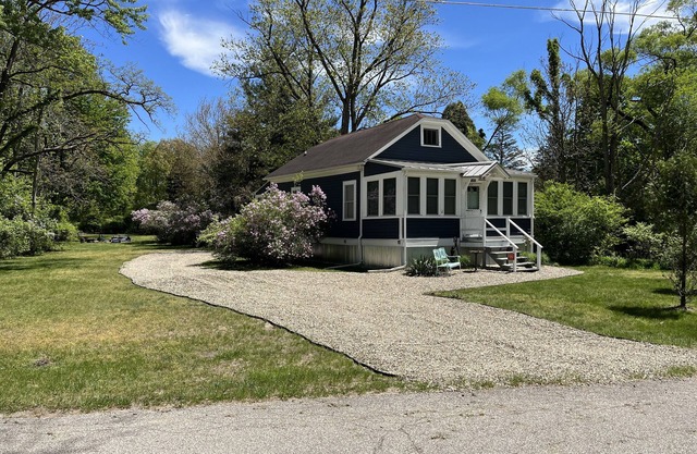 Beach walkable vintage cottage.