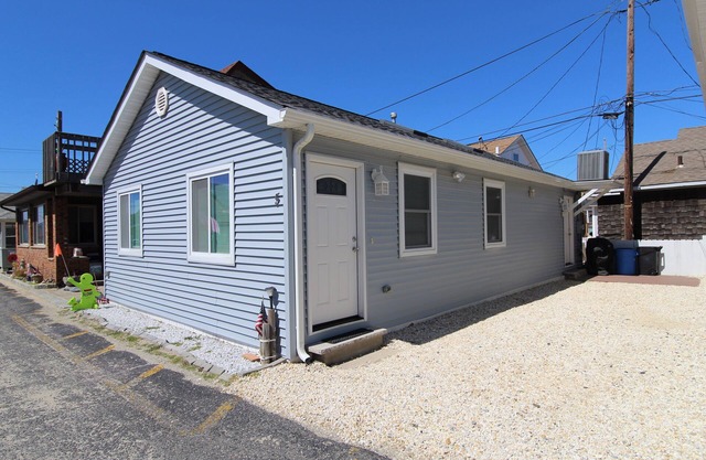 BEACH5 | Beachside Cottage, Open Concept! Parking, Gated Boardwalk Access by Shore Points Vacations