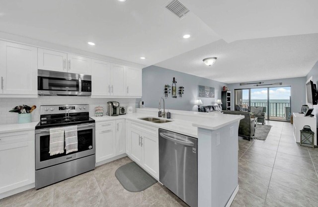 Beachfront 2 bdr/2ba condo, AC, WiFi in fabulous Jensen Beach, Hutchinson Island