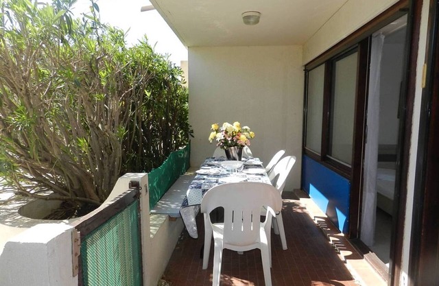 Beachfront 2-Bedroom Apartment with Terrace and Parking, Sleeps 6, in Vibrant Bormes-les-Mimosas