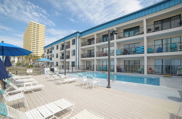 Beachfront 2Br, 2Bath Condo with pool and beautiful views. Ground Floor.