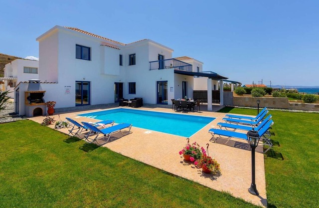 Beachfront 3 bed villa with sea views.