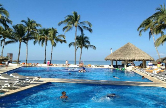 Beachfront All-Inclusive Resort, 1BR Suite, Luxuriate in the Sun and Sand