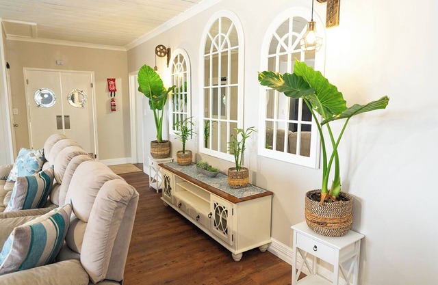 Beachfront apartment with pool & ocean views, 2 mins walk to Beach. Sleeps 7.