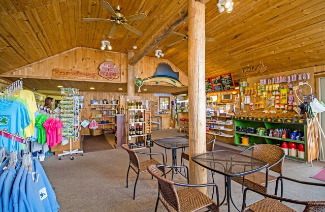 Beachfront Cabin - 2BR Deluxe, stunning beachfront location, west-facing!