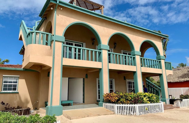 Beachfront. Close to Secret Beach. Kayaks. Bikes. Pool. Paddleboards. 5BDR