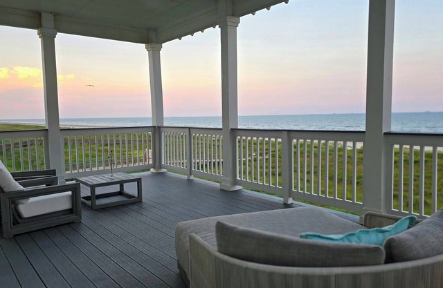 BEACHFRONT! ELEVATOR! HOT TUB! CUSTOM BUILT! GATED COMMUNITY! A BIT OF PARADISE