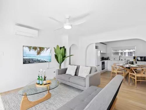 Beachfront escape Broadbeach, 2 bd, Pool , sleeps 7