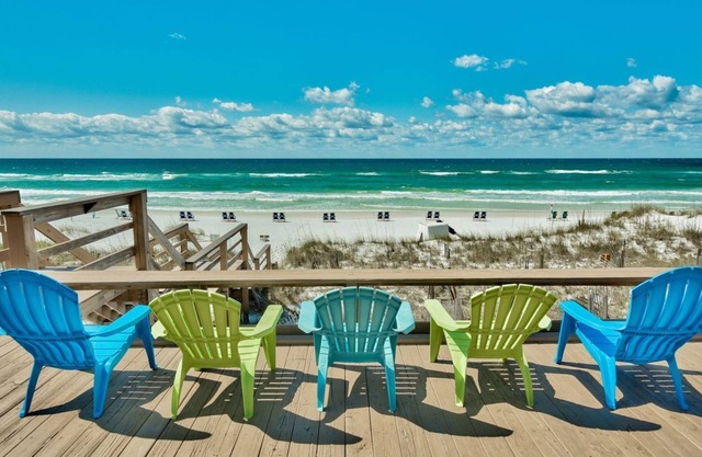 *Beachfront | FREE Beach Service* | Walk to Restaurants