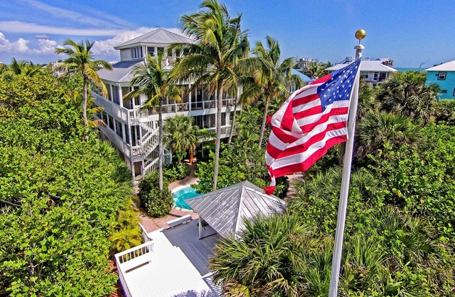 BEACHFRONT, HEATED POOL, KAYAKS/SUP, LANAI W/GULF VIEWS, 85' DOCK, 2 GOLF CARTS