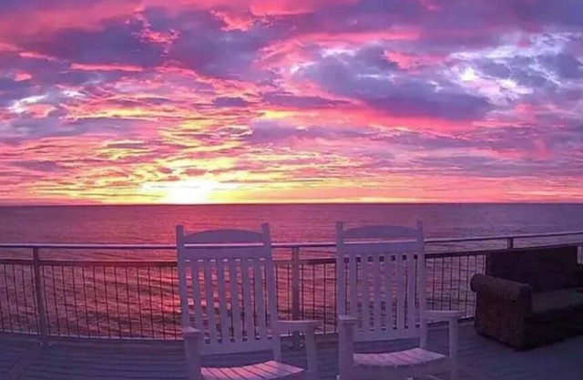 ☆ Beachfront Home w/Stunning Views, Hot Tub, Luxury Kitchen & Private Beach!