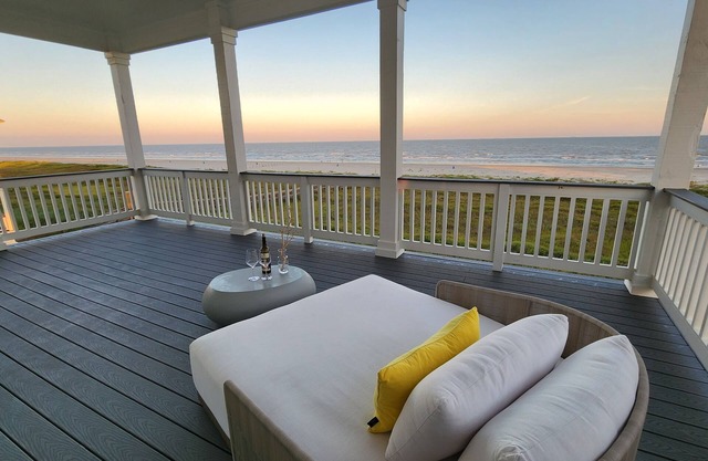 BEACHFRONT! HOT TUB! ELEVATOR! CUSTOM-BUILT! GATED COMMUNITY! BEACH, STEPS AWAY!