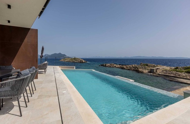 Beachfront Villa Riviera with heated Pool, Sauna & Fitness