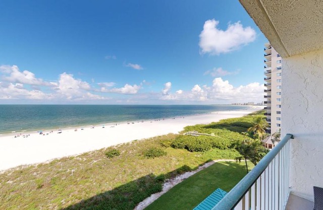 Beachfront Living at the Apollo I On-Site Sunset Grille Tiki-Restaurant