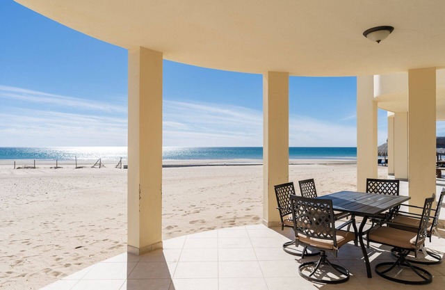Beachfront Luxury Home V16