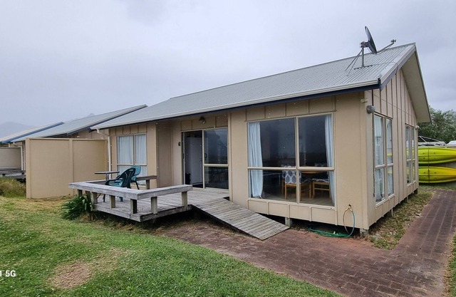 BEACHFRONT Modern Holiday Rental at Kennedy Bay