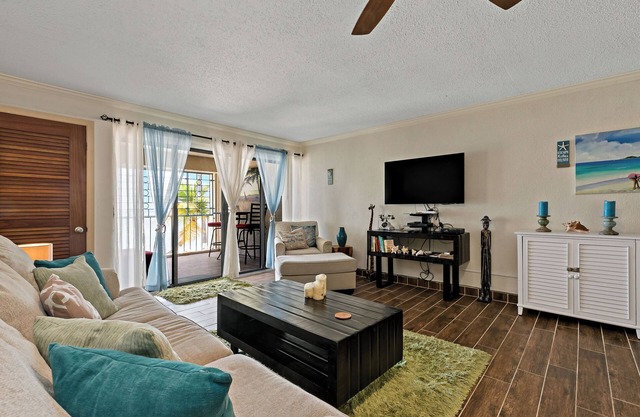 Beachfront, Oceanfront Beautiful Remodeled condo on Sugar Beach