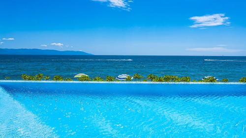 Beachfront, Private Pool, Theatre Room, Views!