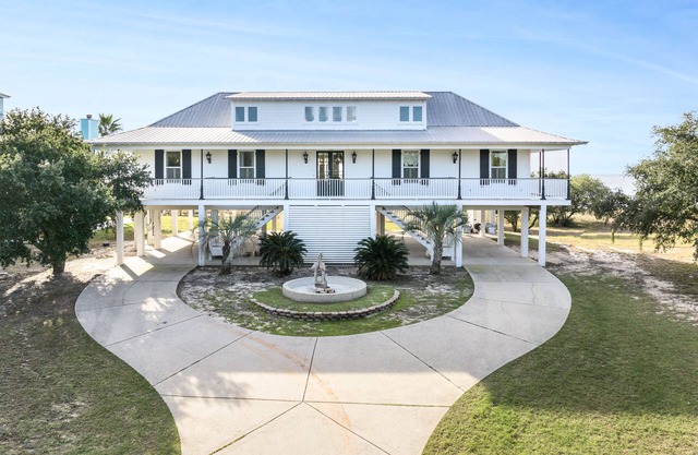 Beachfront Property in Ocean Springs, Overlooking the Gulf of Mexico. Sleeps 14