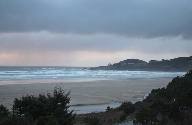 Beachfront Stay! Drive Along Highway 101 | Near Yaquina Bay Lighthouse