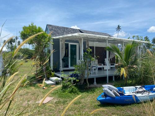 Beachfront Tiny House, Koh Samui, Thailand with FREE Rowboat