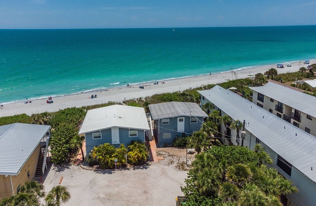 Beachfront Unit #2-Ground Level-Walking Distance to all Bars and Restaurants