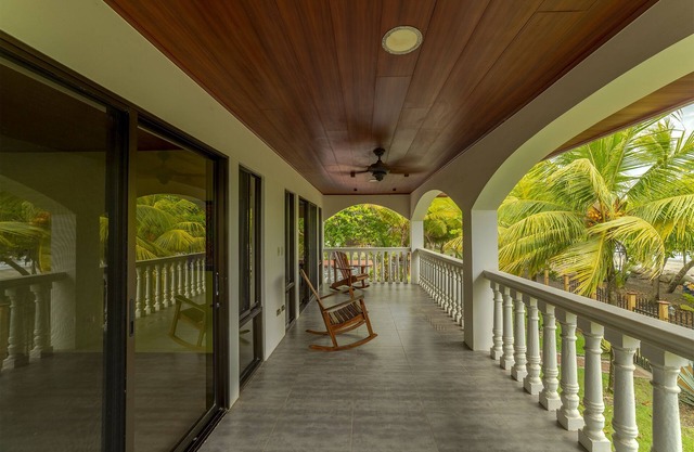 Beachfront villa in Esterillos Centro