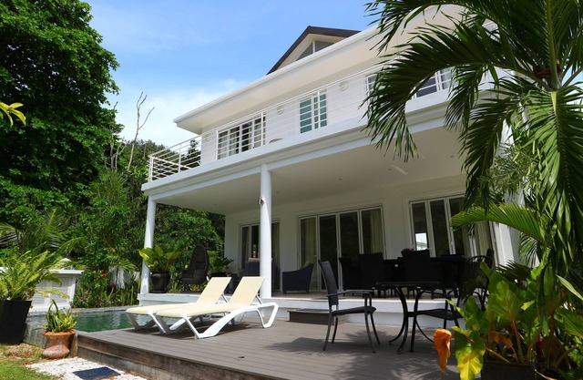 Beachfront Villa Beau Vallon Beach
