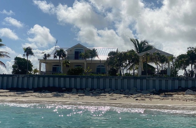 Beachfront, wifi-enabled, whole-house A/C, room for 7, & watersports equipment