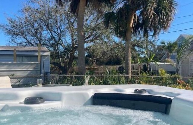 Beachside Cottage Huge Swim Spa!